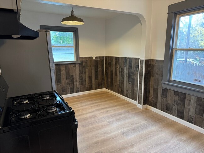 Foto del edificio - 12509 Maple Ave