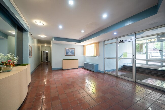 Foto del edificio - 105-55-105-62 62nd Dr