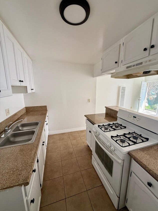 Building Photo - 16615 S Denver Ave