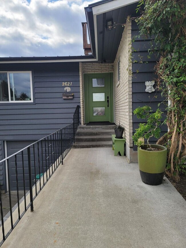 Building Photo - Beautiful 3 Bedroom Home in Manette - Shor...
