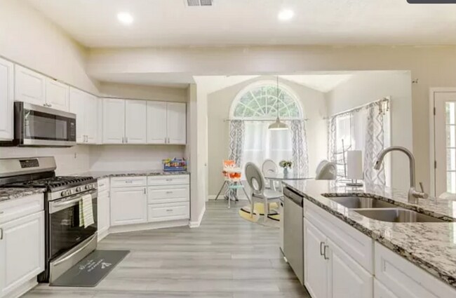 Foto del edificio - Room in Single Family Home on Woodstone Dr