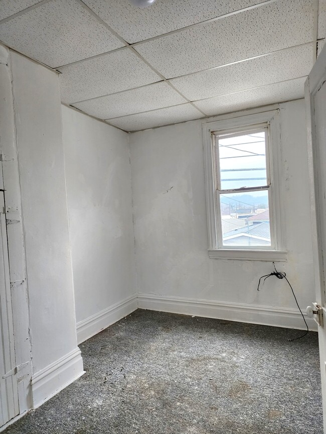 Dormitorio 1 - 404 E Market St