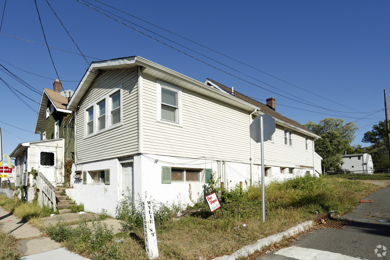 Primary Photo - 1246 Saint Georges Ave