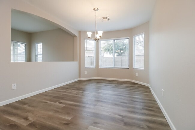 Foto del edificio - 24254 W Desert Bloom St