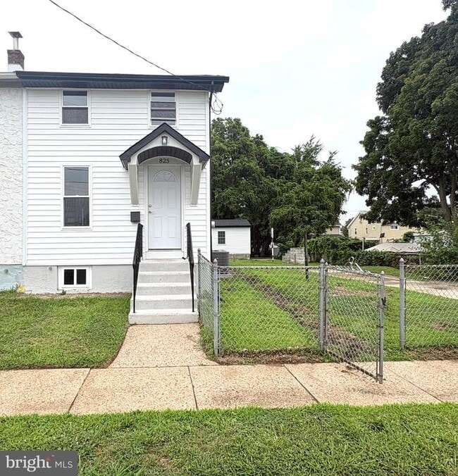 Building Photo - 825 W 3rd St