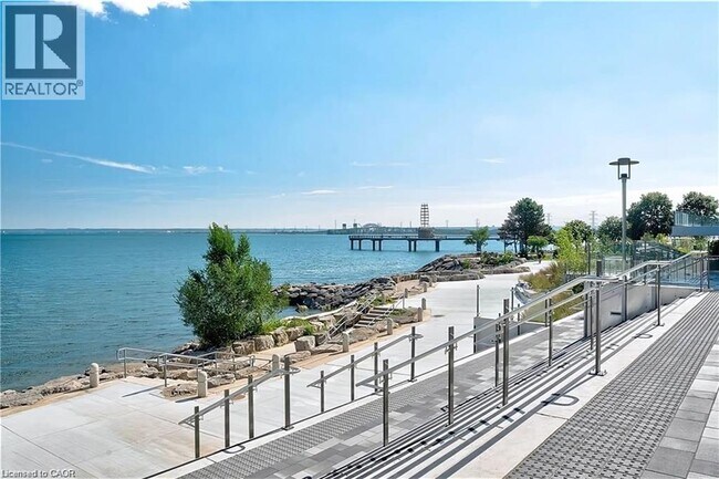 Photo du bâtiment - 2060 Lakeshore Rd.