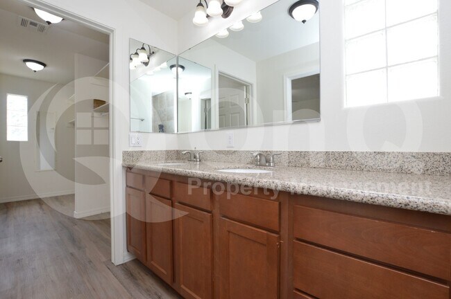Foto del edificio - 3225 E Earll Dr