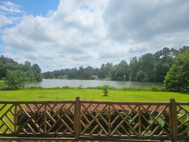 Foto del edificio - Lakefront NE Tallahassee Home