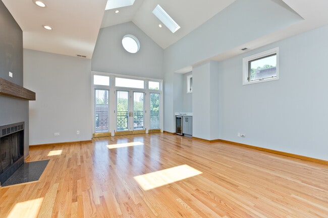 Foto del edificio - 2336 N Greenview Ave