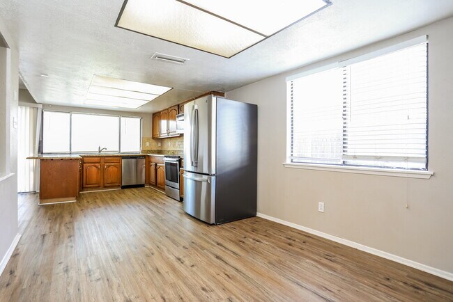 Foto del edificio - 4141 Yellowleaf Dr