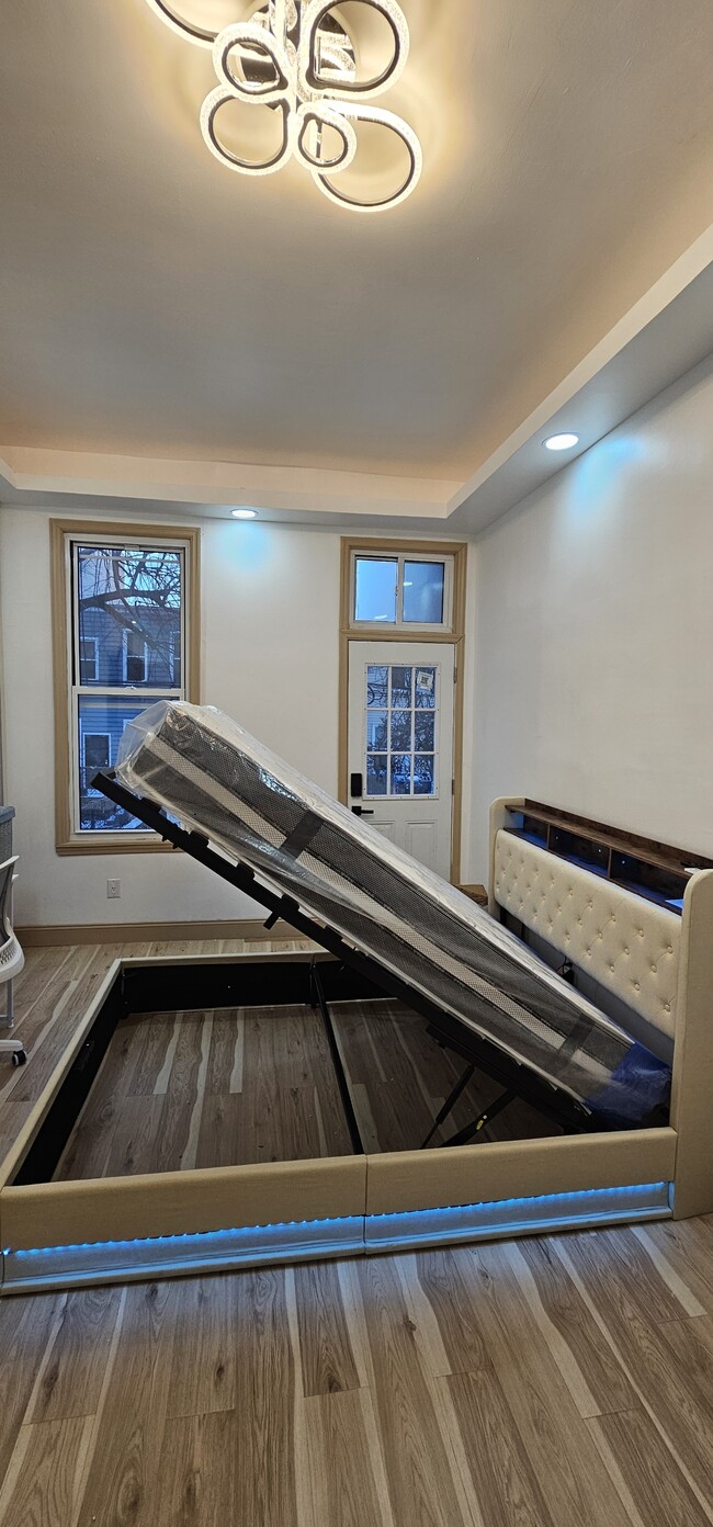 Building Photo - 70 Weirfield St