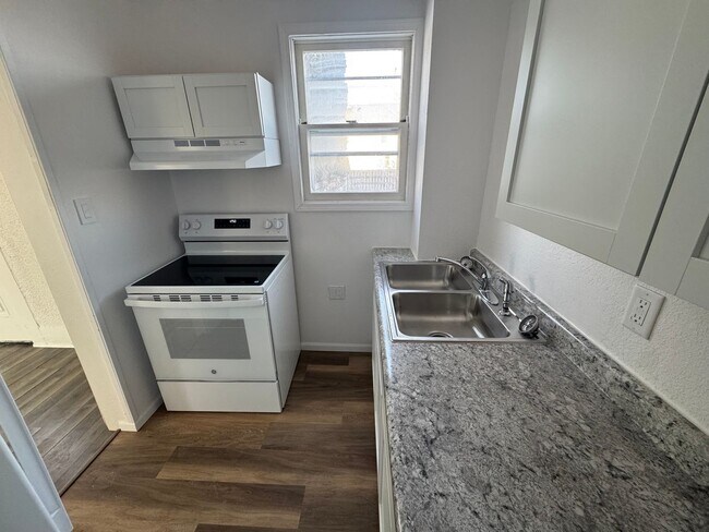 Foto del edificio - 321 W 5th St