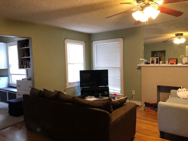 Building Photo - Charming 2-bedroom, 1-bathroom home