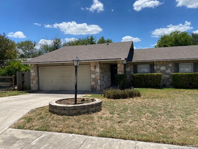 Foto del edificio - 15043 Misty Bnd Dr