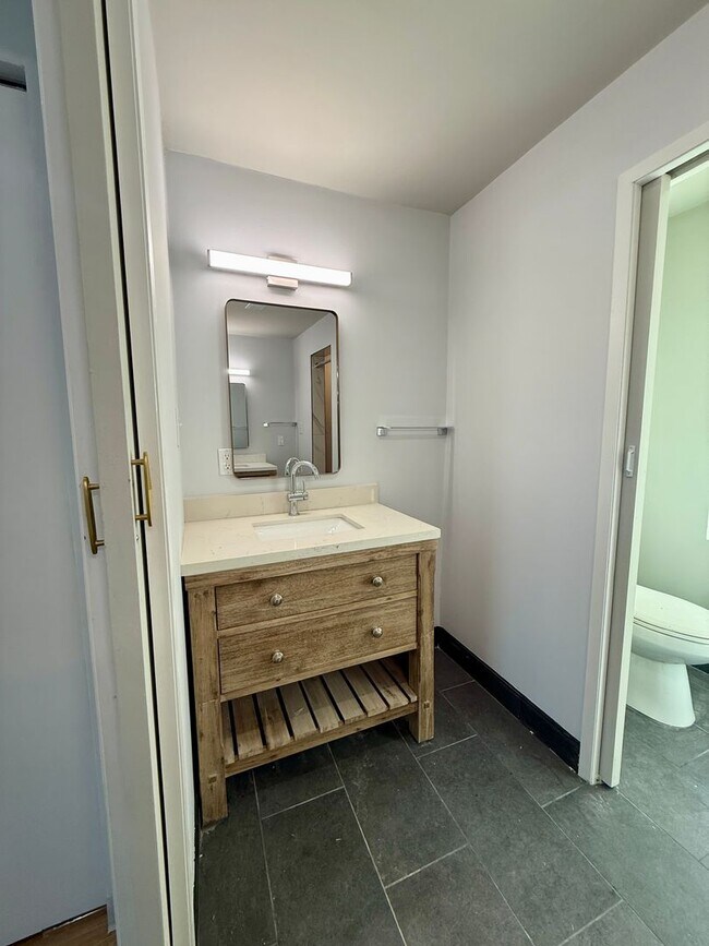 Foto del edificio - 3 bed 2.5 bath townhome - New Renovation