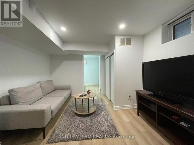 Building Photo - 382 Lynett Crescent