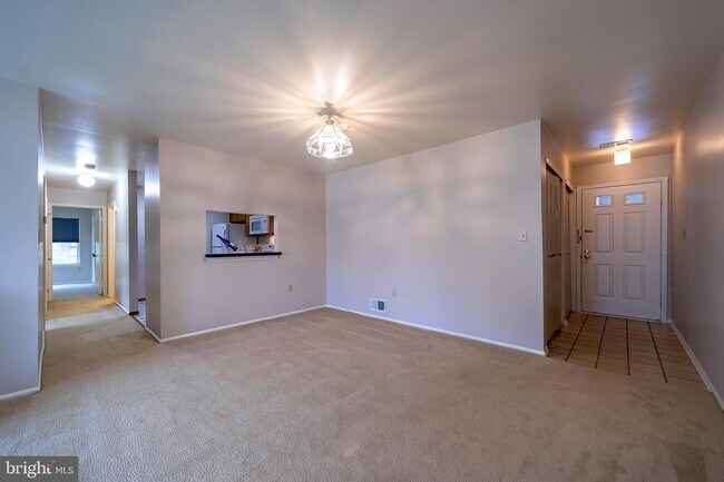 Building Photo - 17 Barberry Ct