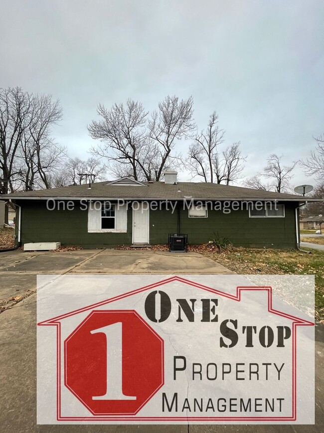 Building Photo - 4 bedroom, 2 bathroom home in Kansas City!