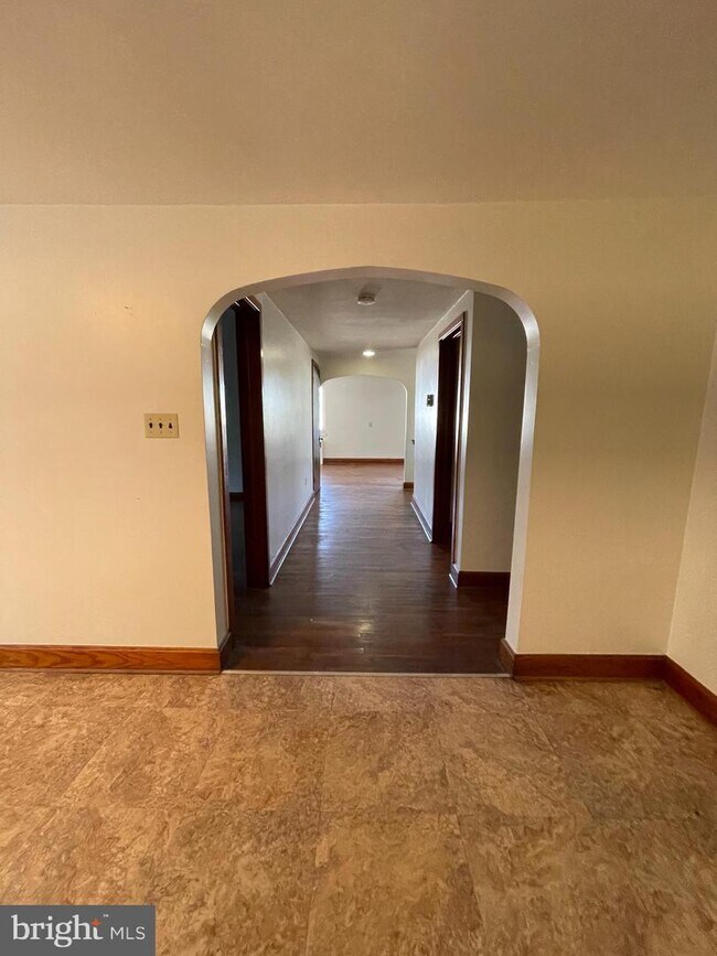 Building Photo - 5482 Buchanan Trail W