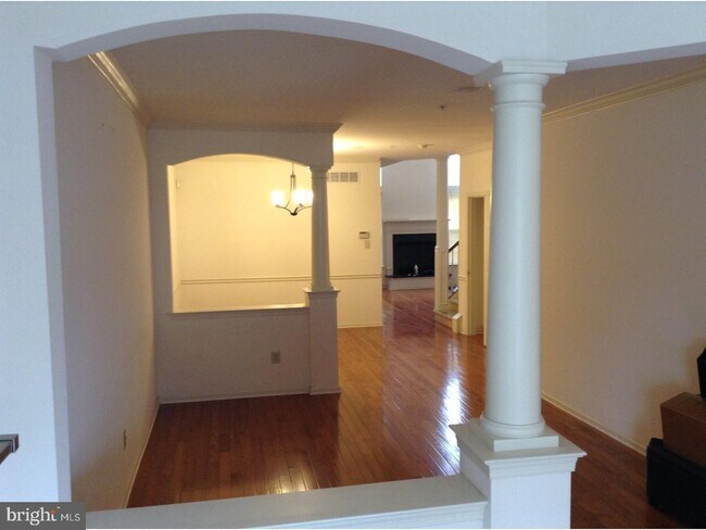 Building Photo - 504 Rolling Hill Dr