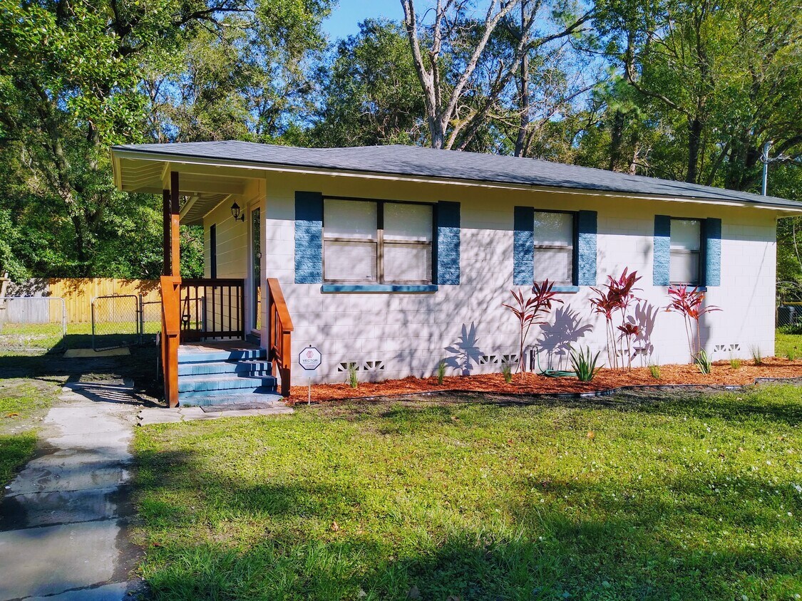 Foto principal - 5515 Silverdale Ave