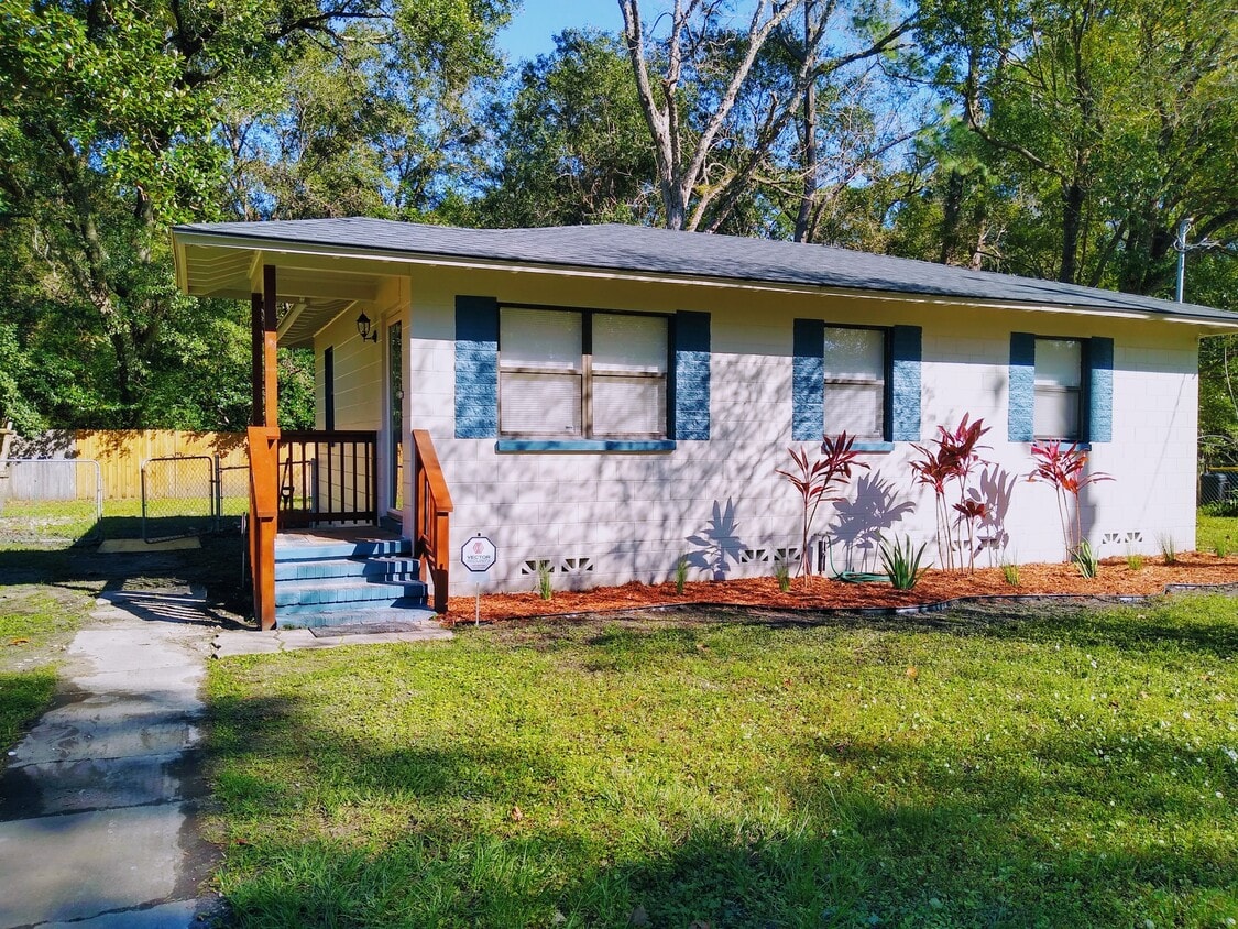 Primary Photo - 5515 Silverdale Ave
