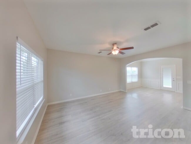 Building Photo - 2043 Shafer Dr