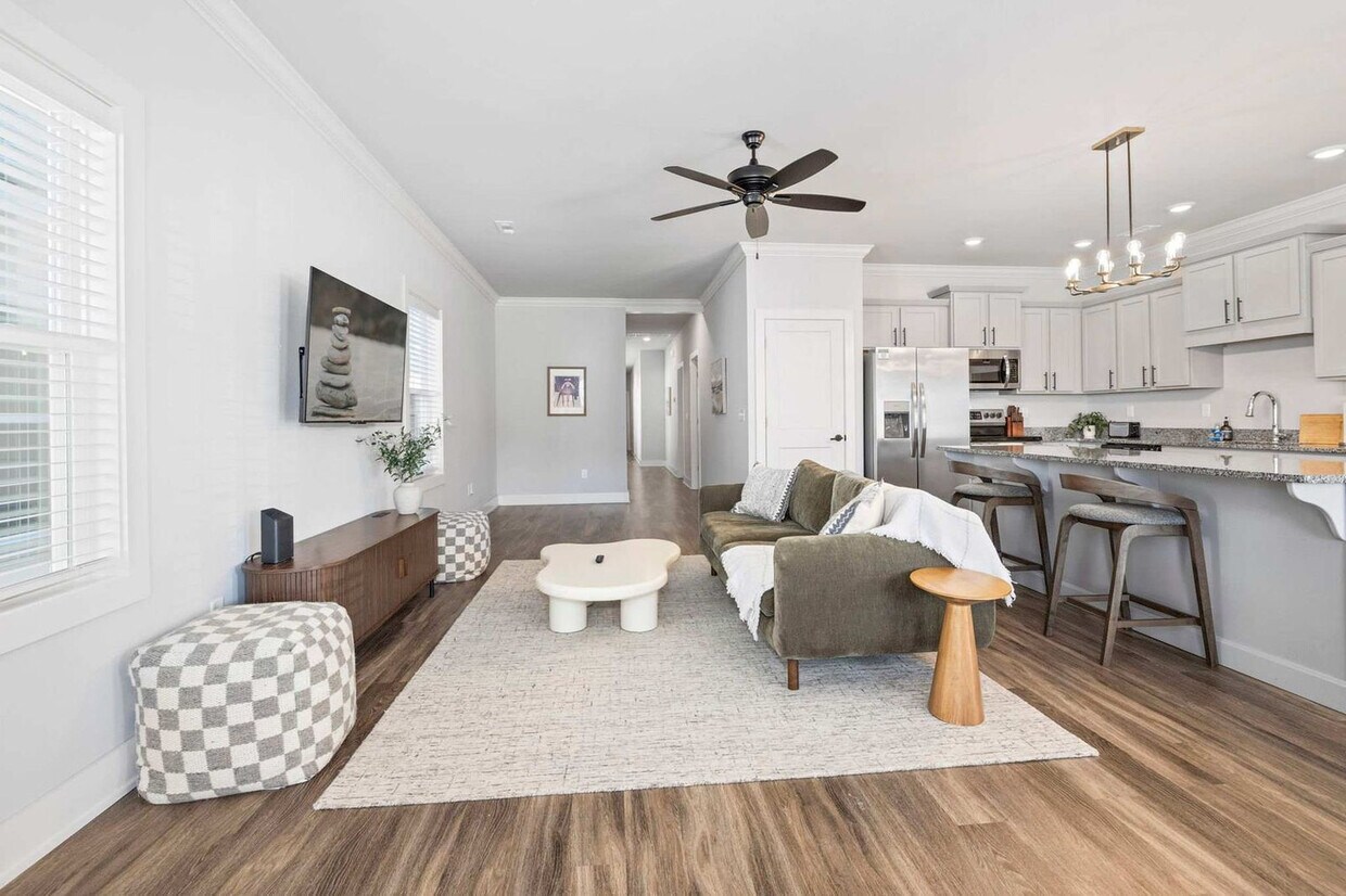 Foto principal - 913 NE Hts Ln