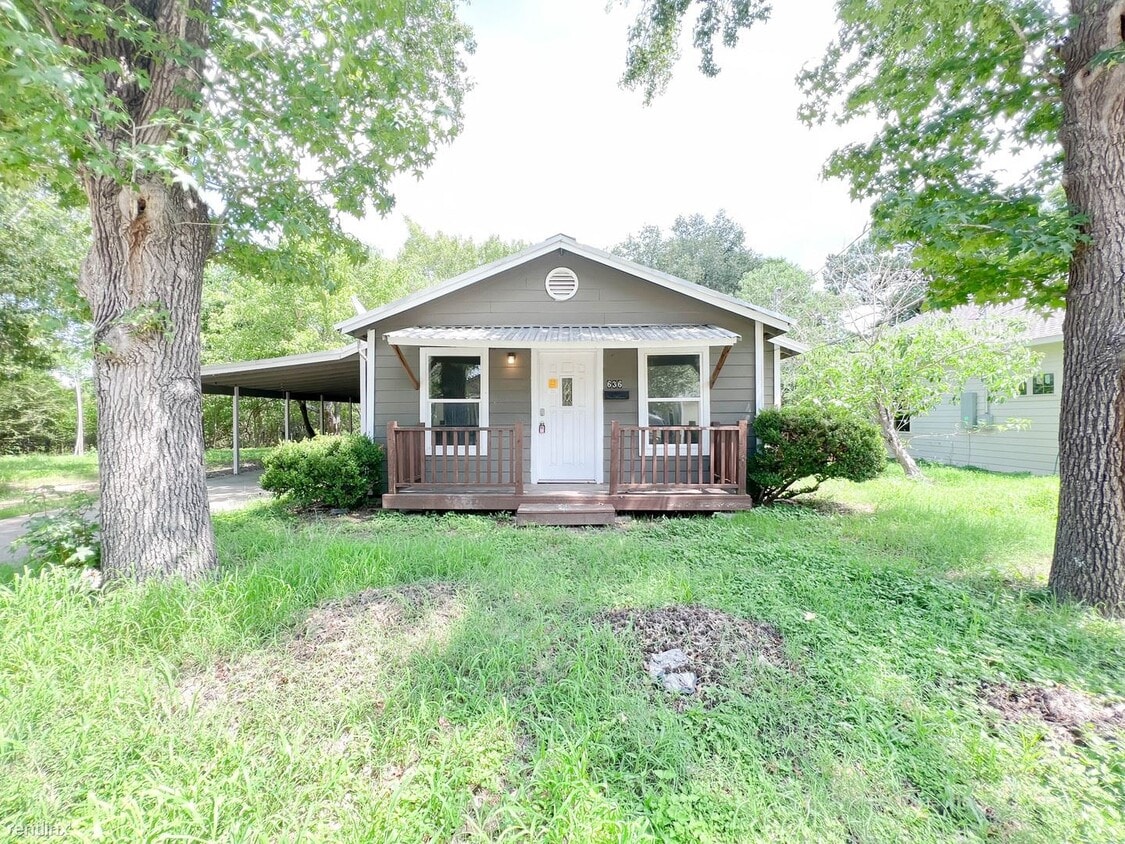 3 br, 1 bath House 636 N Wilcox St House Rental in Rockdale, TX