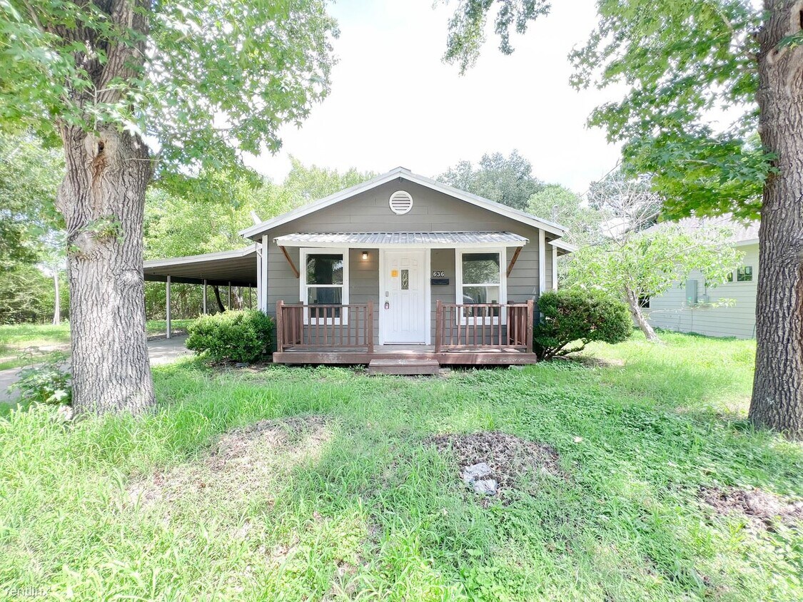 3 br, 1 bath House 636 N Wilcox St House Rental in Rockdale, TX