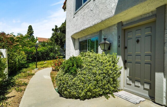 Foto del edificio - Beautiful spacious 2 bedroom 1.5 bath