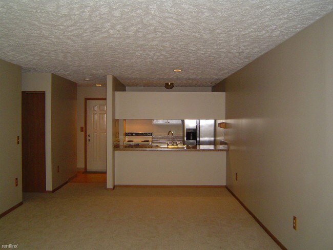 Building Photo - 1457 E Pond Dr
