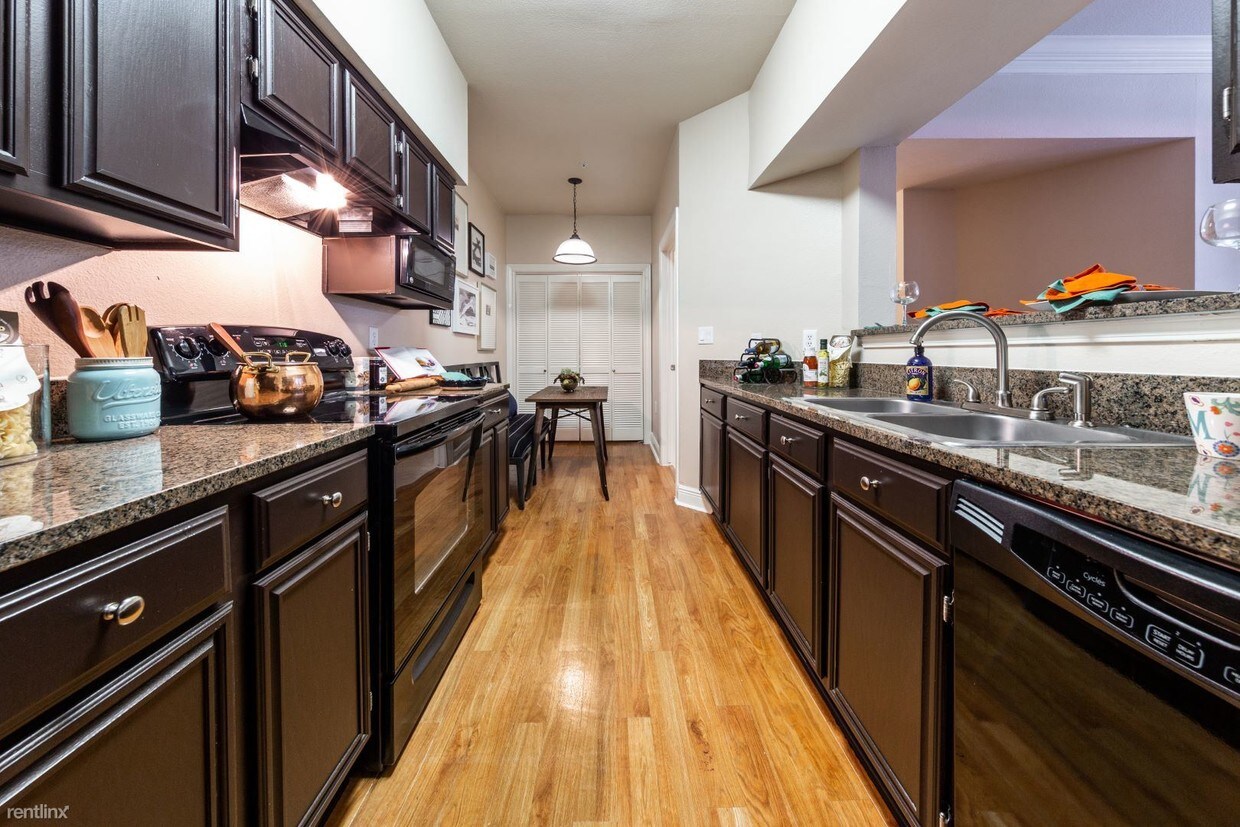 Foto principal - 2 br, 1 bath Flat - 5601 West Loop S