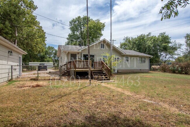 Building Photo - 3 Bed, 2 Bath - Detached Garage