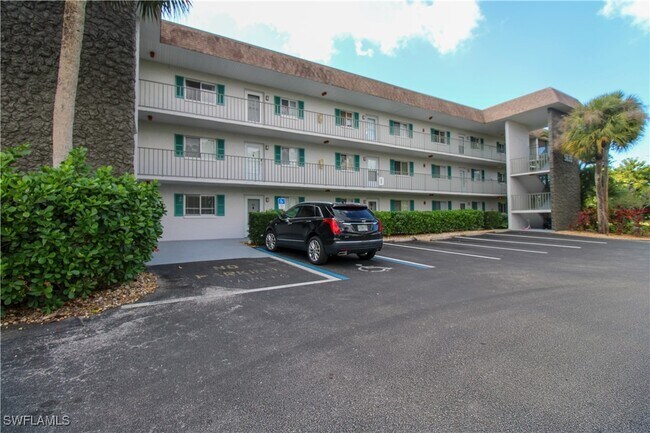 Foto del edificio - 5635 Rattlesnake Hammock Rd