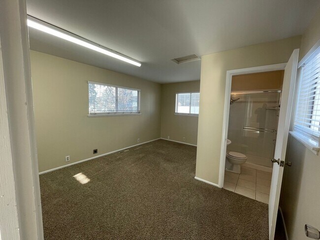 Building Photo - 3 Bedroom / 2 Bathroom UNR Home