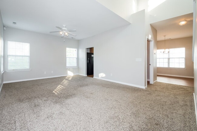 Building Photo - 4001 Laurel Glen Dr