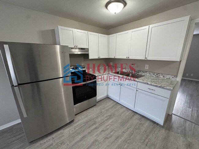 Building Photo - One Bedroom Apartment | Downstairs | Move ...