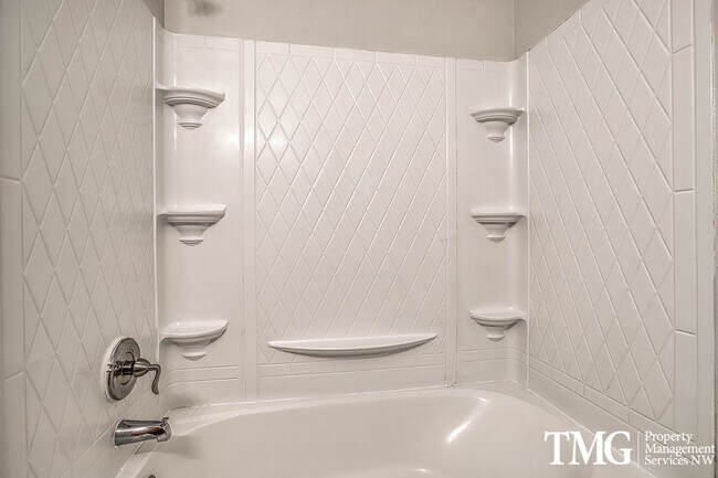 Foto del edificio - Charming One-Level Home on Oversized Treed...