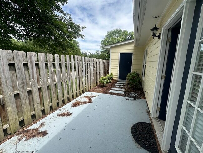 Foto del edificio - Charming End Unit w/2 Bed 2 Bath near Nort...