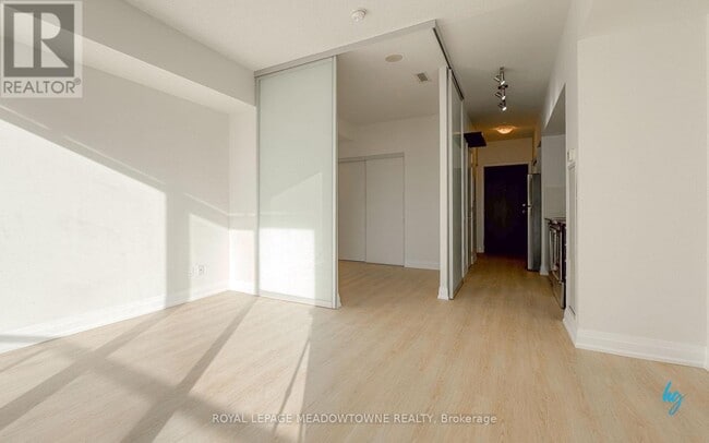 Photo du bâtiment - 103 The Queensway