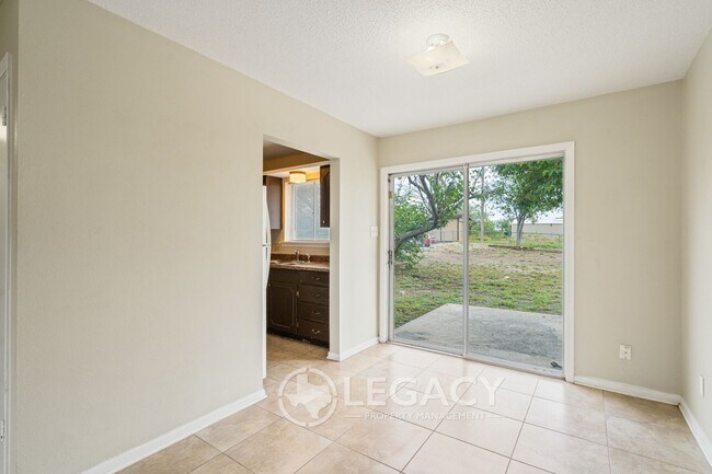 Foto del edificio - 704-710 W. 10th St.