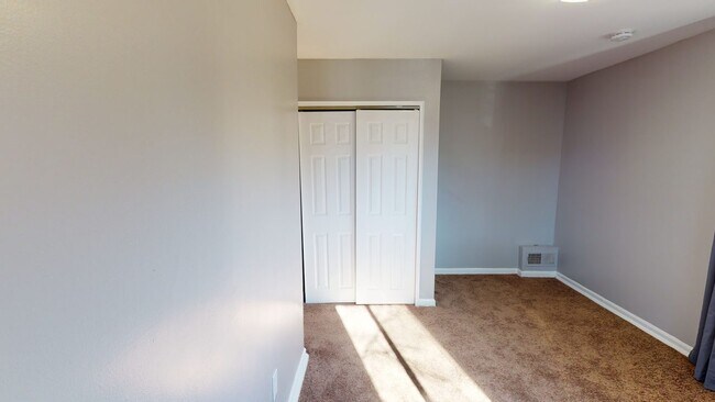 Building Photo - Queen room in 5-bed/2.0-bath Home