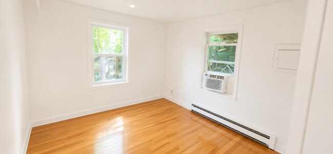 Dormitorio con armario - 147 Woodbine Ave