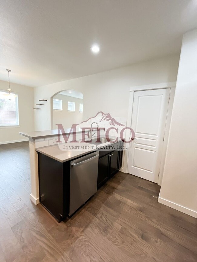 Building Photo - FOR RENT: Beautiful Coburg 3 Bed / 2.5 Bath Craftsman!
