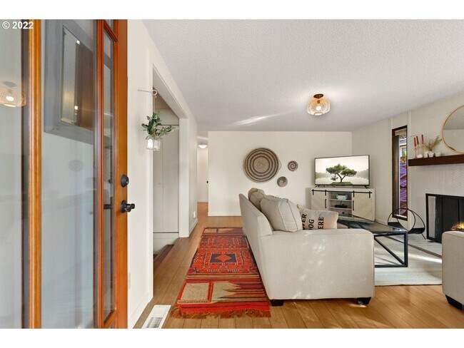 Building Photo - CHARMING HOME NEAR MULTNOMAH VILLAGE IN SW...