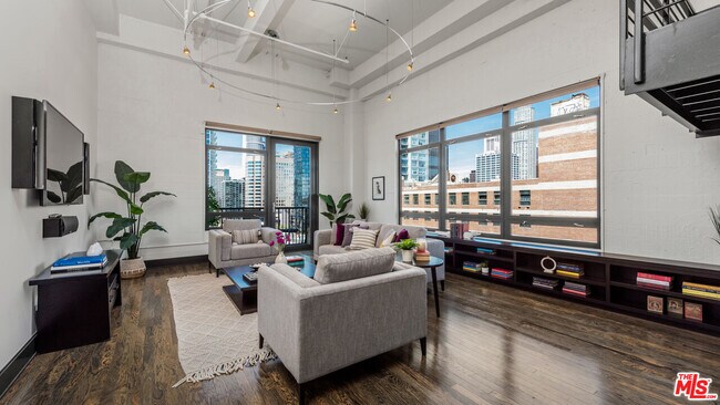 Foto del edificio - 849 S Broadway