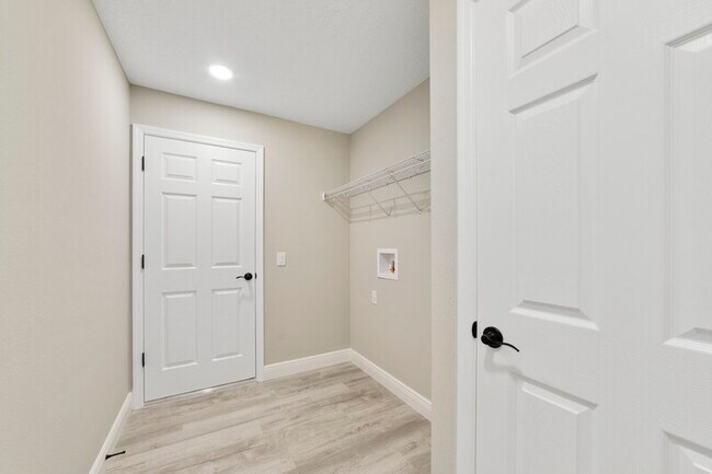 Building Photo - 661 W Bancroft Dr