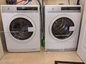 Building Photo - 9301 SW 92nd Ave