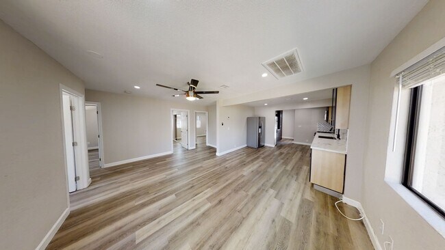 Foto del edificio - Newly Renovated (2022)! 7BD/3BA (Lease out...